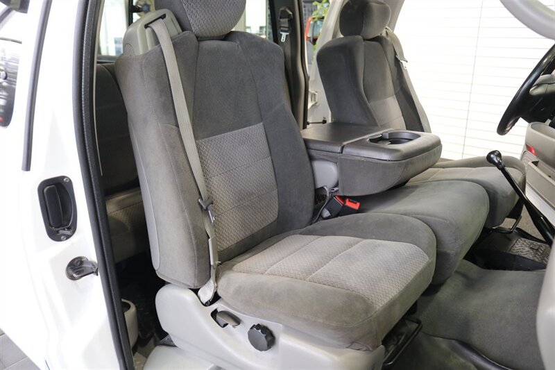 2002 Ford F-250 XLT  1-OWNER* 100% RUST FREE* ALL SERVICE RECORDS SINCE NEW* NEW 2.5 " LEVEL KIT W/ NEW BILSTEIN 5100 SHOCKS / NEW 33 " BFG KO3 10-PLYS* ALL BOOKS&KEYS&WINDOW STICKER* NEW FLUIDS-NEW AC COMPRESSOR - Photo 18 - Portland, OR 97230