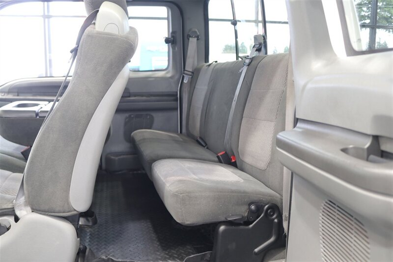 2002 Ford F-250 XLT  1-OWNER* 100% RUST FREE* ALL SERVICE RECORDS SINCE NEW* NEW 2.5 " LEVEL KIT W/ NEW BILSTEIN 5100 SHOCKS / NEW 33 " BFG KO3 10-PLYS* ALL BOOKS&KEYS&WINDOW STICKER* NEW FLUIDS-NEW AC COMPRESSOR - Photo 19 - Portland, OR 97230