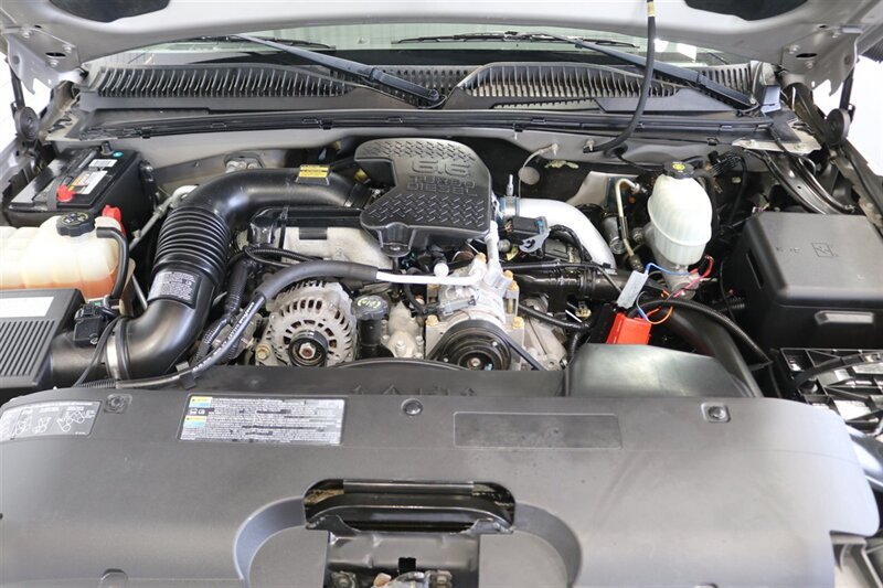 2005 Chevrolet Silverado 2500 LS  1-OWNER* 100% RUST FREE* NEVER HAD 5TH WHEEL / GOOSENECK* 5-SPD ALLISON* SHORT BED* NEW 2.5 "LEVEL LIFT W/ NEW 33 " BFG KO3 10-PLYS* ALL ORIGINAL BOOKS-WINDOW STICKER-2 KEYS-SERVICE RECORDS - Photo 14 - Portland, OR 97230