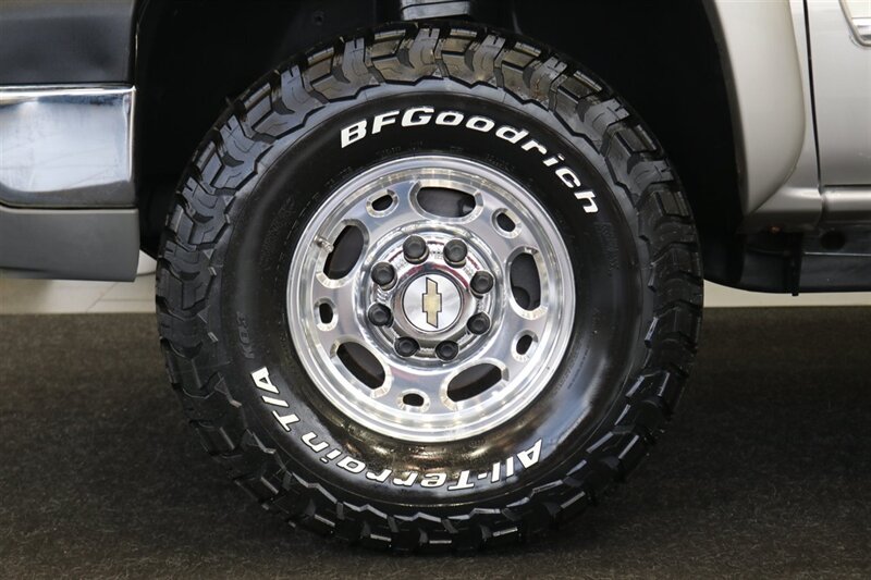 2005 Chevrolet Silverado 2500 LS  1-OWNER* 100% RUST FREE* NEVER HAD 5TH WHEEL / GOOSENECK* 5-SPD ALLISON* SHORT BED* NEW 2.5 "LEVEL LIFT W/ NEW 33 " BFG KO3 10-PLYS* ALL ORIGINAL BOOKS-WINDOW STICKER-2 KEYS-SERVICE RECORDS - Photo 21 - Portland, OR 97230