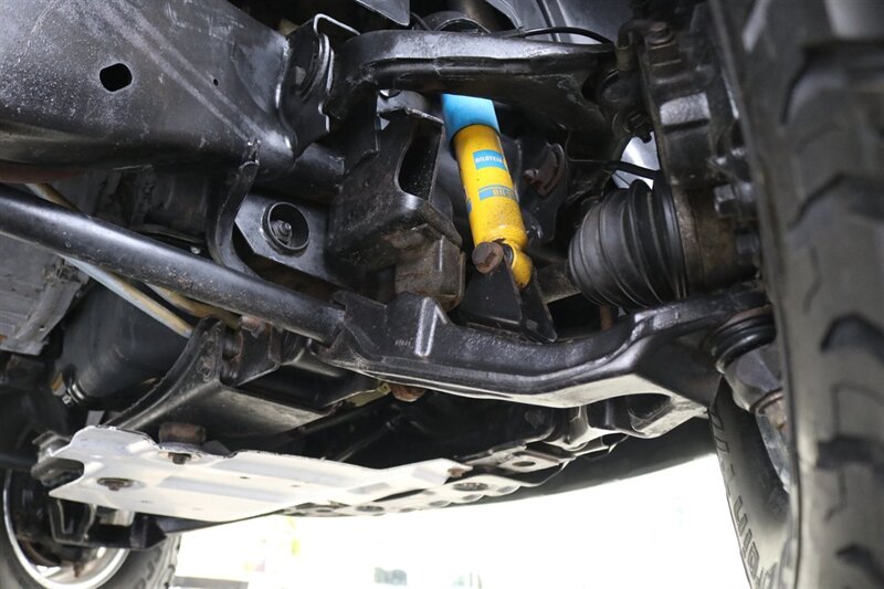 2005 Chevrolet Silverado 2500 LS  1-OWNER* 100% RUST FREE* NEVER HAD 5TH WHEEL / GOOSENECK* 5-SPD ALLISON* SHORT BED* NEW 2.5 "LEVEL LIFT W/ NEW 33 " BFG KO3 10-PLYS* ALL ORIGINAL BOOKS-WINDOW STICKER-2 KEYS-SERVICE RECORDS - Photo 37 - Portland, OR 97230