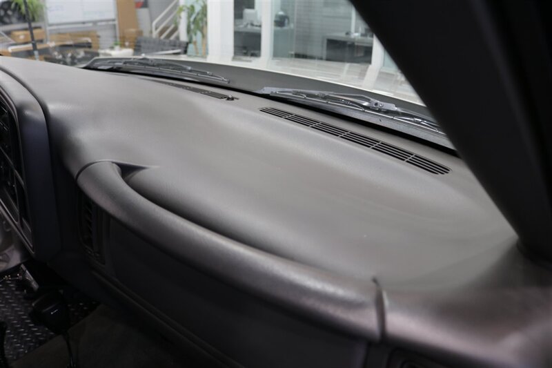 2005 Chevrolet Silverado 2500 LS  1-OWNER* 100% RUST FREE* NEVER HAD 5TH WHEEL / GOOSENECK* 5-SPD ALLISON* SHORT BED* NEW 2.5 "LEVEL LIFT W/ NEW 33 " BFG KO3 10-PLYS* ALL ORIGINAL BOOKS-WINDOW STICKER-2 KEYS-SERVICE RECORDS - Photo 90 - Portland, OR 97230