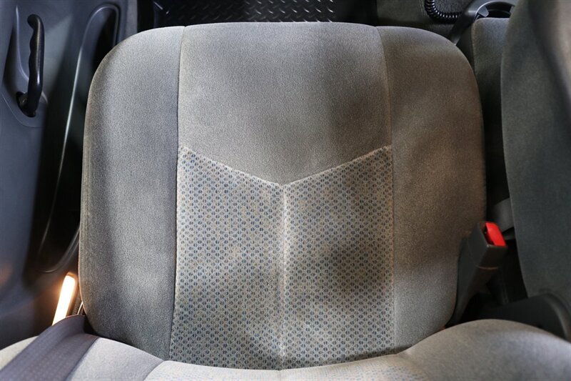 2005 Chevrolet Silverado 2500 LS  1-OWNER* 100% RUST FREE* NEVER HAD 5TH WHEEL / GOOSENECK* 5-SPD ALLISON* SHORT BED* NEW 2.5 "LEVEL LIFT W/ NEW 33 " BFG KO3 10-PLYS* ALL ORIGINAL BOOKS-WINDOW STICKER-2 KEYS-SERVICE RECORDS - Photo 72 - Portland, OR 97230