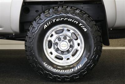 2005 Chevrolet Silverado 2500 LS  1-OWNER* 100% RUST FREE* NEVER HAD 5TH WHEEL / GOOSENECK* 5-SPD ALLISON* SHORT BED* NEW 2.5 "LEVEL LIFT W/ NEW 33 " BFG KO3 10-PLYS* ALL ORIGINAL BOOKS-WINDOW STICKER-2 KEYS-SERVICE RECORDS - Photo 50 - Portland, OR 97230