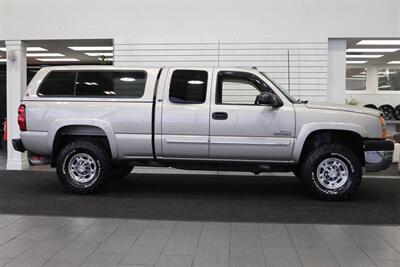 2005 Chevrolet Silverado 2500 LS  1-OWNER* 100% RUST FREE* NEVER HAD 5TH WHEEL / GOOSENECK* 5-SPD ALLISON* SHORT BED* NEW 2.5 "LEVEL LIFT W/ NEW 33 " BFG KO3 10-PLYS* ALL ORIGINAL BOOKS-WINDOW STICKER-2 KEYS-SERVICE RECORDS - Photo 5 - Portland, OR 97230