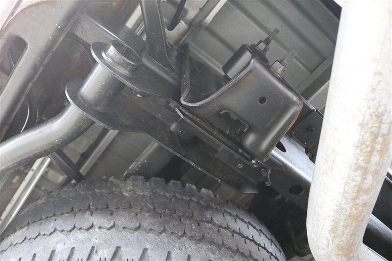 2005 Chevrolet Silverado 2500 LS  1-OWNER* 100% RUST FREE* NEVER HAD 5TH WHEEL / GOOSENECK* 5-SPD ALLISON* SHORT BED* NEW 2.5 "LEVEL LIFT W/ NEW 33 " BFG KO3 10-PLYS* ALL ORIGINAL BOOKS-WINDOW STICKER-2 KEYS-SERVICE RECORDS - Photo 33 - Portland, OR 97230