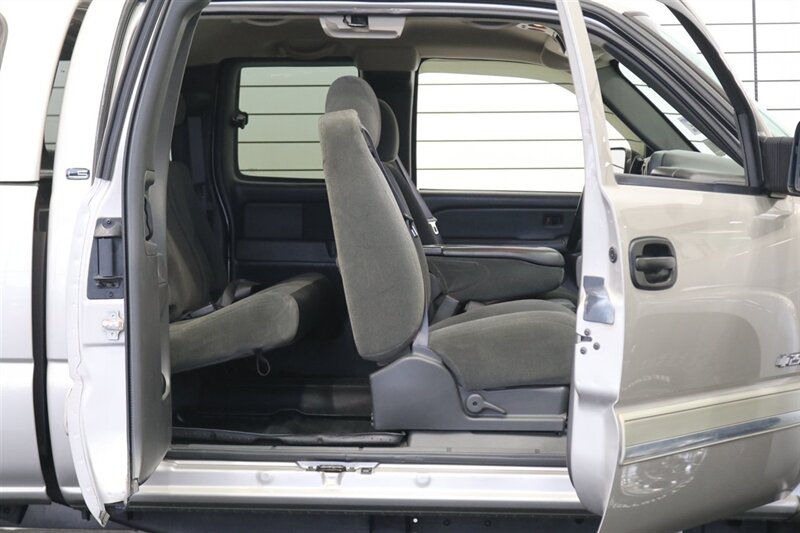 2005 Chevrolet Silverado 2500 LS  1-OWNER* 100% RUST FREE* NEVER HAD 5TH WHEEL / GOOSENECK* 5-SPD ALLISON* SHORT BED* NEW 2.5 "LEVEL LIFT W/ NEW 33 " BFG KO3 10-PLYS* ALL ORIGINAL BOOKS-WINDOW STICKER-2 KEYS-SERVICE RECORDS - Photo 49 - Portland, OR 97230