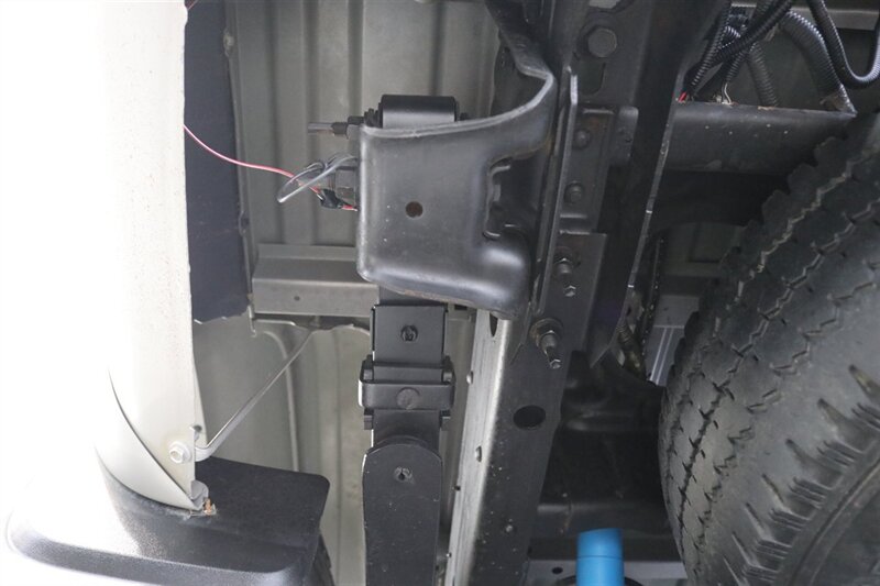 2005 Chevrolet Silverado 2500 LS  1-OWNER* 100% RUST FREE* NEVER HAD 5TH WHEEL / GOOSENECK* 5-SPD ALLISON* SHORT BED* NEW 2.5 "LEVEL LIFT W/ NEW 33 " BFG KO3 10-PLYS* ALL ORIGINAL BOOKS-WINDOW STICKER-2 KEYS-SERVICE RECORDS - Photo 32 - Portland, OR 97230