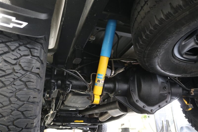 2005 Chevrolet Silverado 2500 LS  1-OWNER* 100% RUST FREE* NEVER HAD 5TH WHEEL / GOOSENECK* 5-SPD ALLISON* SHORT BED* NEW 2.5 "LEVEL LIFT W/ NEW 33 " BFG KO3 10-PLYS* ALL ORIGINAL BOOKS-WINDOW STICKER-2 KEYS-SERVICE RECORDS - Photo 36 - Portland, OR 97230