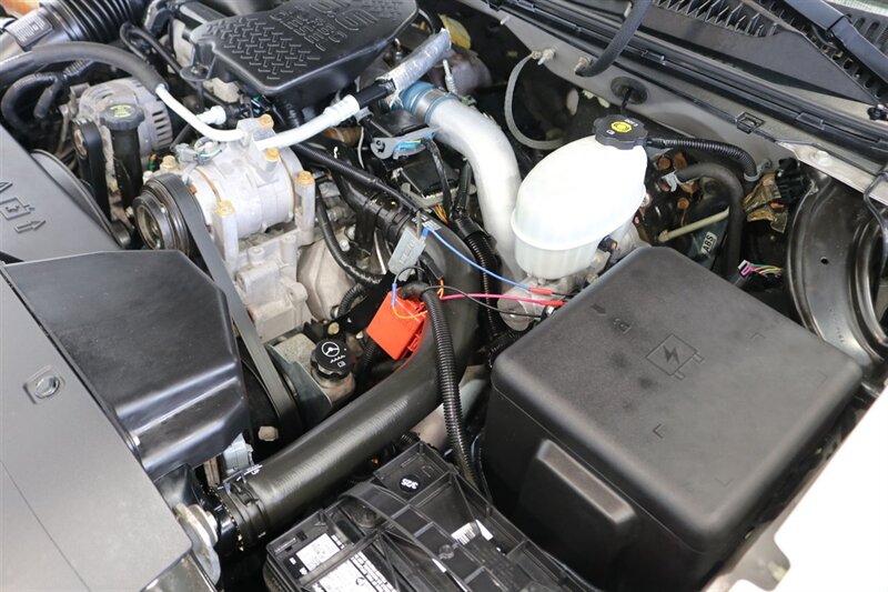 2005 Chevrolet Silverado 2500 LS  1-OWNER* 100% RUST FREE* NEVER HAD 5TH WHEEL / GOOSENECK* 5-SPD ALLISON* SHORT BED* NEW 2.5 "LEVEL LIFT W/ NEW 33 " BFG KO3 10-PLYS* ALL ORIGINAL BOOKS-WINDOW STICKER-2 KEYS-SERVICE RECORDS - Photo 39 - Portland, OR 97230