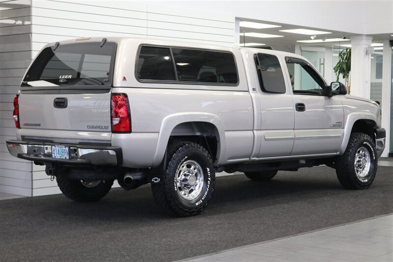 2005 Chevrolet Silverado 2500 LS  1-OWNER* 100% RUST FREE* NEVER HAD 5TH WHEEL / GOOSENECK* 5-SPD ALLISON* SHORT BED* NEW 2.5 "LEVEL LIFT W/ NEW 33 " BFG KO3 10-PLYS* ALL ORIGINAL BOOKS-WINDOW STICKER-2 KEYS-SERVICE RECORDS - Photo 7 - Portland, OR 97230