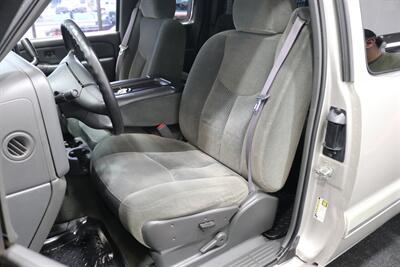 2005 Chevrolet Silverado 2500 LS  1-OWNER* 100% RUST FREE* NEVER HAD 5TH WHEEL / GOOSENECK* 5-SPD ALLISON* SHORT BED* NEW 2.5 "LEVEL LIFT W/ NEW 33 " BFG KO3 10-PLYS* ALL ORIGINAL BOOKS-WINDOW STICKER-2 KEYS-SERVICE RECORDS - Photo 16 - Portland, OR 97230