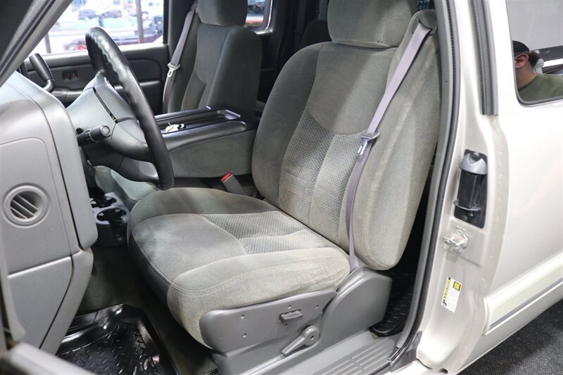 2005 Chevrolet Silverado 2500 LS  1-OWNER* 100% RUST FREE* NEVER HAD 5TH WHEEL / GOOSENECK* 5-SPD ALLISON* SHORT BED* NEW 2.5 "LEVEL LIFT W/ NEW 33 " BFG KO3 10-PLYS* ALL ORIGINAL BOOKS-WINDOW STICKER-2 KEYS-SERVICE RECORDS - Photo 16 - Portland, OR 97230