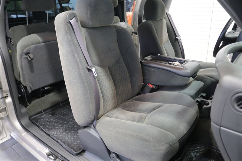 2005 Chevrolet Silverado 2500 LS  1-OWNER* 100% RUST FREE* NEVER HAD 5TH WHEEL / GOOSENECK* 5-SPD ALLISON* SHORT BED* NEW 2.5 "LEVEL LIFT W/ NEW 33 " BFG KO3 10-PLYS* ALL ORIGINAL BOOKS-WINDOW STICKER-2 KEYS-SERVICE RECORDS - Photo 17 - Portland, OR 97230