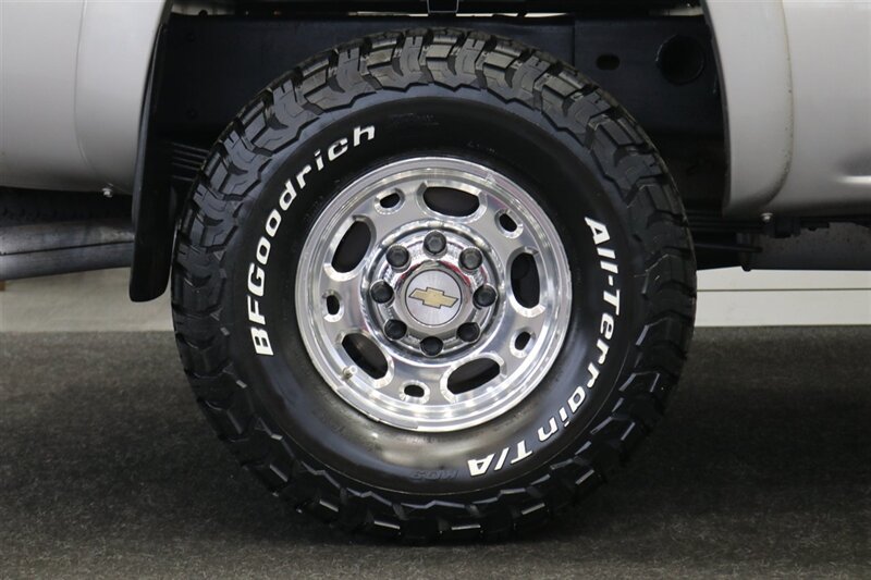 2005 Chevrolet Silverado 2500 LS  1-OWNER* 100% RUST FREE* NEVER HAD 5TH WHEEL / GOOSENECK* 5-SPD ALLISON* SHORT BED* NEW 2.5 "LEVEL LIFT W/ NEW 33 " BFG KO3 10-PLYS* ALL ORIGINAL BOOKS-WINDOW STICKER-2 KEYS-SERVICE RECORDS - Photo 51 - Portland, OR 97230