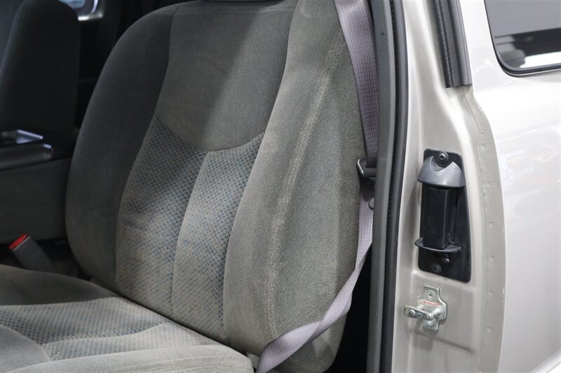 2005 Chevrolet Silverado 2500 LS  1-OWNER* 100% RUST FREE* NEVER HAD 5TH WHEEL / GOOSENECK* 5-SPD ALLISON* SHORT BED* NEW 2.5 "LEVEL LIFT W/ NEW 33 " BFG KO3 10-PLYS* ALL ORIGINAL BOOKS-WINDOW STICKER-2 KEYS-SERVICE RECORDS - Photo 70 - Portland, OR 97230