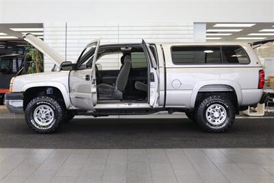 2005 Chevrolet Silverado 2500 LS  1-OWNER* 100% RUST FREE* NEVER HAD 5TH WHEEL / GOOSENECK* 5-SPD ALLISON* SHORT BED* NEW 2.5 "LEVEL LIFT W/ NEW 33 " BFG KO3 10-PLYS* ALL ORIGINAL BOOKS-WINDOW STICKER-2 KEYS-SERVICE RECORDS - Photo 10 - Portland, OR 97230