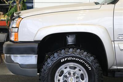2005 Chevrolet Silverado 2500 LS  1-OWNER* 100% RUST FREE* NEVER HAD 5TH WHEEL / GOOSENECK* 5-SPD ALLISON* SHORT BED* NEW 2.5 "LEVEL LIFT W/ NEW 33 " BFG KO3 10-PLYS* ALL ORIGINAL BOOKS-WINDOW STICKER-2 KEYS-SERVICE RECORDS - Photo 54 - Portland, OR 97230