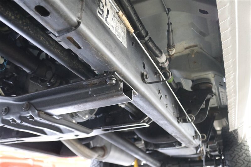 2005 Chevrolet Silverado 2500 LS  1-OWNER* 100% RUST FREE* NEVER HAD 5TH WHEEL / GOOSENECK* 5-SPD ALLISON* SHORT BED* NEW 2.5 "LEVEL LIFT W/ NEW 33 " BFG KO3 10-PLYS* ALL ORIGINAL BOOKS-WINDOW STICKER-2 KEYS-SERVICE RECORDS - Photo 31 - Portland, OR 97230