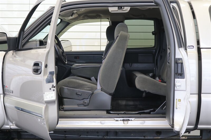 2005 Chevrolet Silverado 2500 LS  1-OWNER* 100% RUST FREE* NEVER HAD 5TH WHEEL / GOOSENECK* 5-SPD ALLISON* SHORT BED* NEW 2.5 "LEVEL LIFT W/ NEW 33 " BFG KO3 10-PLYS* ALL ORIGINAL BOOKS-WINDOW STICKER-2 KEYS-SERVICE RECORDS - Photo 48 - Portland, OR 97230