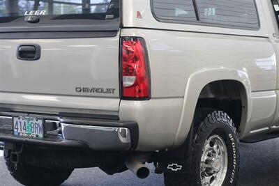 2005 Chevrolet Silverado 2500 LS  1-OWNER* 100% RUST FREE* NEVER HAD 5TH WHEEL / GOOSENECK* 5-SPD ALLISON* SHORT BED* NEW 2.5 "LEVEL LIFT W/ NEW 33 " BFG KO3 10-PLYS* ALL ORIGINAL BOOKS-WINDOW STICKER-2 KEYS-SERVICE RECORDS - Photo 42 - Portland, OR 97230