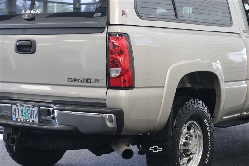 2005 Chevrolet Silverado 2500 LS  1-OWNER* 100% RUST FREE* NEVER HAD 5TH WHEEL / GOOSENECK* 5-SPD ALLISON* SHORT BED* NEW 2.5 "LEVEL LIFT W/ NEW 33 " BFG KO3 10-PLYS* ALL ORIGINAL BOOKS-WINDOW STICKER-2 KEYS-SERVICE RECORDS - Photo 42 - Portland, OR 97230