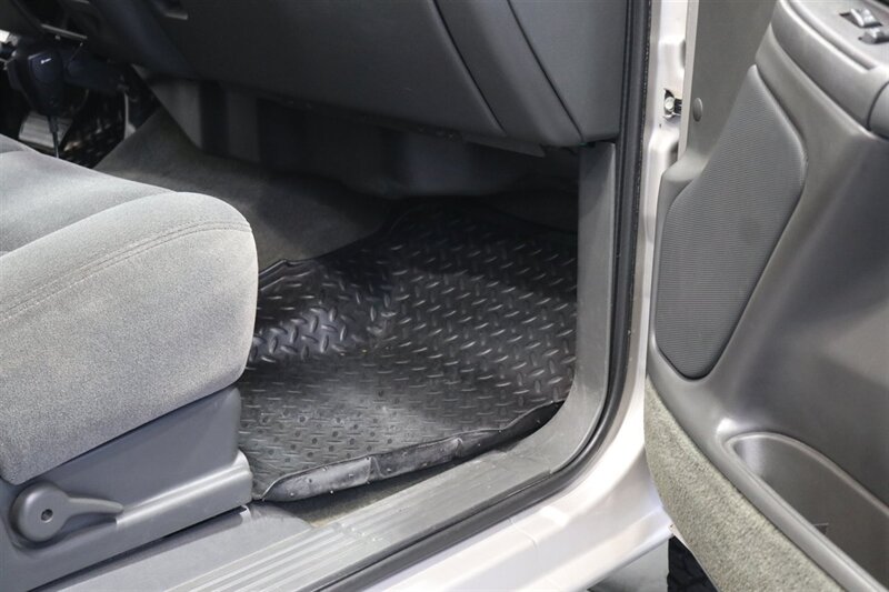 2005 Chevrolet Silverado 2500 LS  1-OWNER* 100% RUST FREE* NEVER HAD 5TH WHEEL / GOOSENECK* 5-SPD ALLISON* SHORT BED* NEW 2.5 "LEVEL LIFT W/ NEW 33 " BFG KO3 10-PLYS* ALL ORIGINAL BOOKS-WINDOW STICKER-2 KEYS-SERVICE RECORDS - Photo 89 - Portland, OR 97230