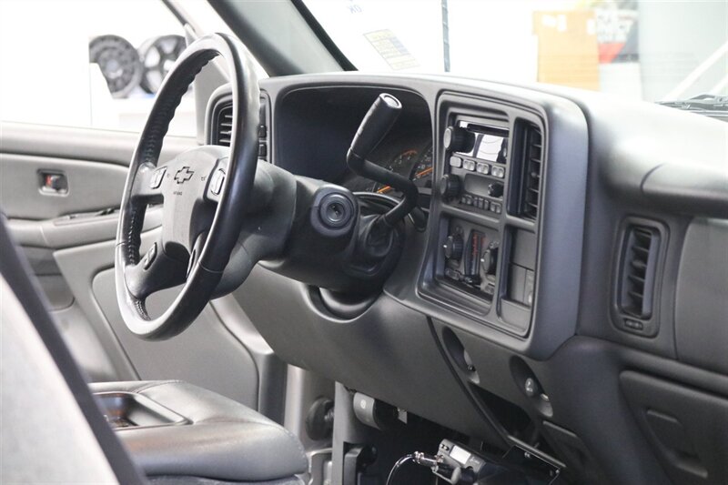 2005 Chevrolet Silverado 2500 LS  1-OWNER* 100% RUST FREE* NEVER HAD 5TH WHEEL / GOOSENECK* 5-SPD ALLISON* SHORT BED* NEW 2.5 "LEVEL LIFT W/ NEW 33 " BFG KO3 10-PLYS* ALL ORIGINAL BOOKS-WINDOW STICKER-2 KEYS-SERVICE RECORDS - Photo 79 - Portland, OR 97230