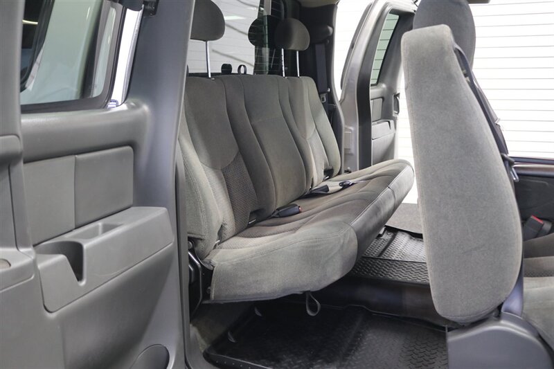 2005 Chevrolet Silverado 2500 LS  1-OWNER* 100% RUST FREE* NEVER HAD 5TH WHEEL / GOOSENECK* 5-SPD ALLISON* SHORT BED* NEW 2.5 "LEVEL LIFT W/ NEW 33 " BFG KO3 10-PLYS* ALL ORIGINAL BOOKS-WINDOW STICKER-2 KEYS-SERVICE RECORDS - Photo 18 - Portland, OR 97230