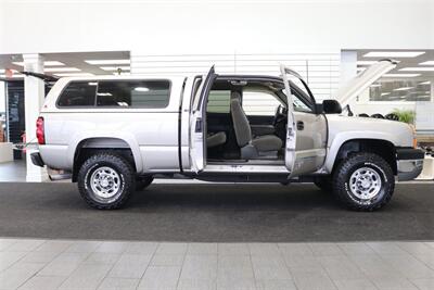 2005 Chevrolet Silverado 2500 LS  1-OWNER* 100% RUST FREE* NEVER HAD 5TH WHEEL / GOOSENECK* 5-SPD ALLISON* SHORT BED* NEW 2.5 "LEVEL LIFT W/ NEW 33 " BFG KO3 10-PLYS* ALL ORIGINAL BOOKS-WINDOW STICKER-2 KEYS-SERVICE RECORDS - Photo 11 - Portland, OR 97230