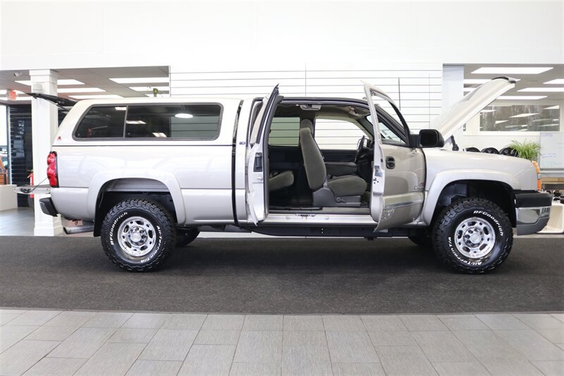 2005 Chevrolet Silverado 2500 LS  1-OWNER* 100% RUST FREE* NEVER HAD 5TH WHEEL / GOOSENECK* 5-SPD ALLISON* SHORT BED* NEW 2.5 "LEVEL LIFT W/ NEW 33 " BFG KO3 10-PLYS* ALL ORIGINAL BOOKS-WINDOW STICKER-2 KEYS-SERVICE RECORDS - Photo 11 - Portland, OR 97230