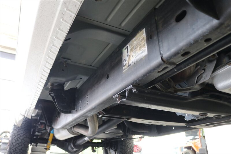 2005 Chevrolet Silverado 2500 LS  1-OWNER* 100% RUST FREE* NEVER HAD 5TH WHEEL / GOOSENECK* 5-SPD ALLISON* SHORT BED* NEW 2.5 "LEVEL LIFT W/ NEW 33 " BFG KO3 10-PLYS* ALL ORIGINAL BOOKS-WINDOW STICKER-2 KEYS-SERVICE RECORDS - Photo 29 - Portland, OR 97230