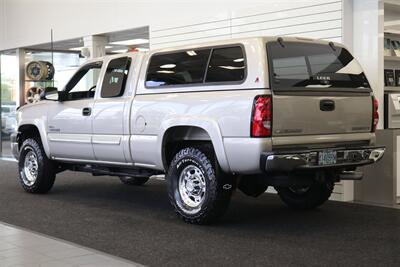 2005 Chevrolet Silverado 2500 LS  1-OWNER* 100% RUST FREE* NEVER HAD 5TH WHEEL / GOOSENECK* 5-SPD ALLISON* SHORT BED* NEW 2.5 "LEVEL LIFT W/ NEW 33 " BFG KO3 10-PLYS* ALL ORIGINAL BOOKS-WINDOW STICKER-2 KEYS-SERVICE RECORDS - Photo 6 - Portland, OR 97230