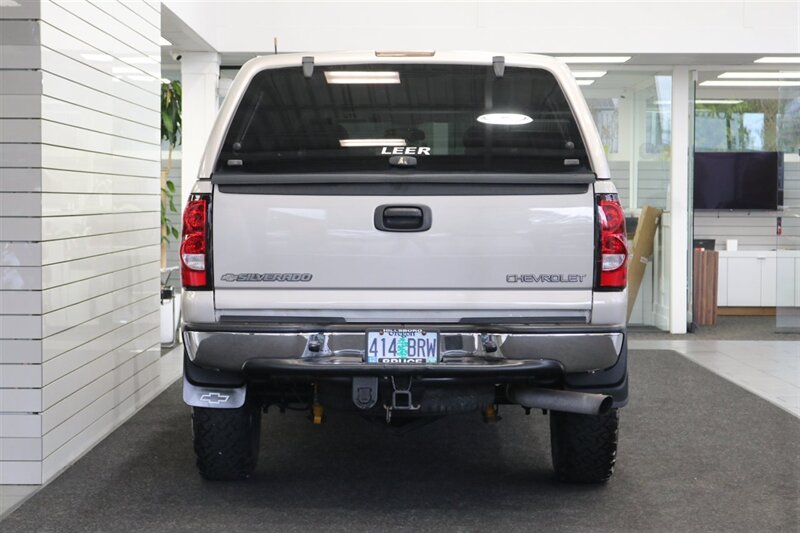 2005 Chevrolet Silverado 2500 LS  1-OWNER* 100% RUST FREE* NEVER HAD 5TH WHEEL / GOOSENECK* 5-SPD ALLISON* SHORT BED* NEW 2.5 "LEVEL LIFT W/ NEW 33 " BFG KO3 10-PLYS* ALL ORIGINAL BOOKS-WINDOW STICKER-2 KEYS-SERVICE RECORDS - Photo 9 - Portland, OR 97230