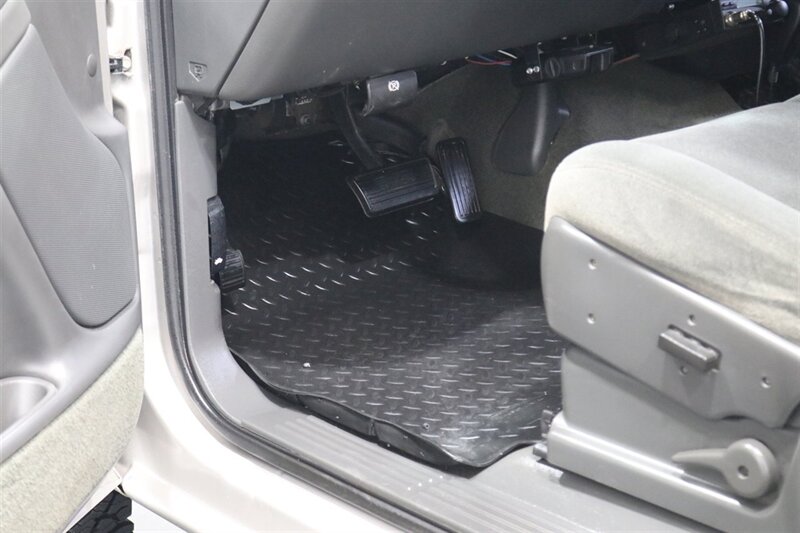 2005 Chevrolet Silverado 2500 LS  1-OWNER* 100% RUST FREE* NEVER HAD 5TH WHEEL / GOOSENECK* 5-SPD ALLISON* SHORT BED* NEW 2.5 "LEVEL LIFT W/ NEW 33 " BFG KO3 10-PLYS* ALL ORIGINAL BOOKS-WINDOW STICKER-2 KEYS-SERVICE RECORDS - Photo 88 - Portland, OR 97230