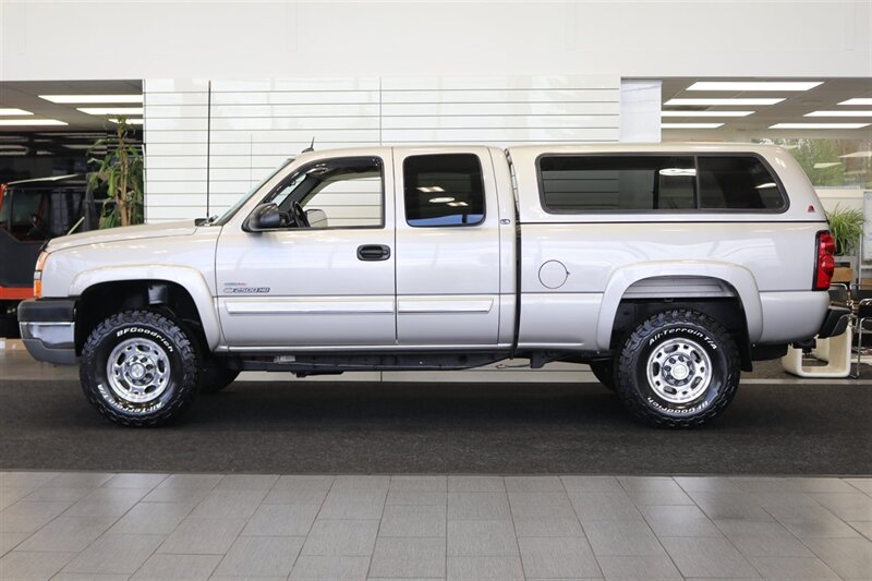 2005 Chevrolet Silverado 2500 LS  1-OWNER* 100% RUST FREE* NEVER HAD 5TH WHEEL / GOOSENECK* 5-SPD ALLISON* SHORT BED* NEW 2.5 "LEVEL LIFT W/ NEW 33 " BFG KO3 10-PLYS* ALL ORIGINAL BOOKS-WINDOW STICKER-2 KEYS-SERVICE RECORDS - Photo 4 - Portland, OR 97230