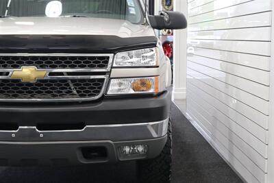 2005 Chevrolet Silverado 2500 LS  1-OWNER* 100% RUST FREE* NEVER HAD 5TH WHEEL / GOOSENECK* 5-SPD ALLISON* SHORT BED* NEW 2.5 "LEVEL LIFT W/ NEW 33 " BFG KO3 10-PLYS* ALL ORIGINAL BOOKS-WINDOW STICKER-2 KEYS-SERVICE RECORDS - Photo 60 - Portland, OR 97230