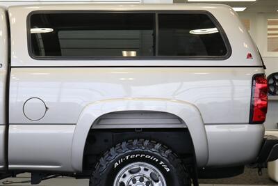 2005 Chevrolet Silverado 2500 LS  1-OWNER* 100% RUST FREE* NEVER HAD 5TH WHEEL / GOOSENECK* 5-SPD ALLISON* SHORT BED* NEW 2.5 "LEVEL LIFT W/ NEW 33 " BFG KO3 10-PLYS* ALL ORIGINAL BOOKS-WINDOW STICKER-2 KEYS-SERVICE RECORDS - Photo 58 - Portland, OR 97230