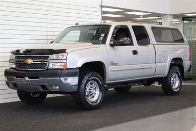 2005 Chevrolet Silverado 2500 LS  1-OWNER* 100% RUST FREE* NEVER HAD 5TH WHEEL / GOOSENECK* 5-SPD ALLISON* SHORT BED* NEW 2.5 "LEVEL LIFT W/ NEW 33 " BFG KO3 10-PLYS* ALL ORIGINAL BOOKS-WINDOW STICKER-2 KEYS-SERVICE RECORDS - Photo 3 - Portland, OR 97230