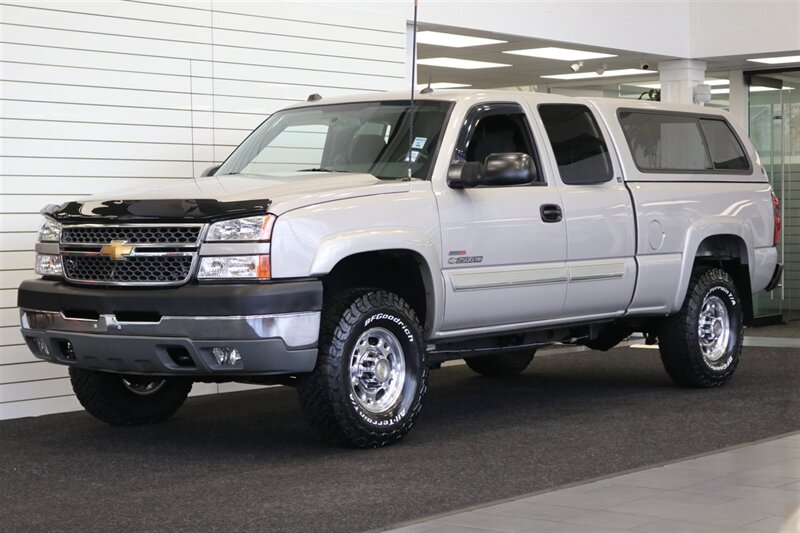 2005 Chevrolet Silverado 2500 LS  1-OWNER* 100% RUST FREE* NEVER HAD 5TH WHEEL / GOOSENECK* 5-SPD ALLISON* SHORT BED* NEW 2.5 "LEVEL LIFT W/ NEW 33 " BFG KO3 10-PLYS* ALL ORIGINAL BOOKS-WINDOW STICKER-2 KEYS-SERVICE RECORDS - Photo 3 - Portland, OR 97230