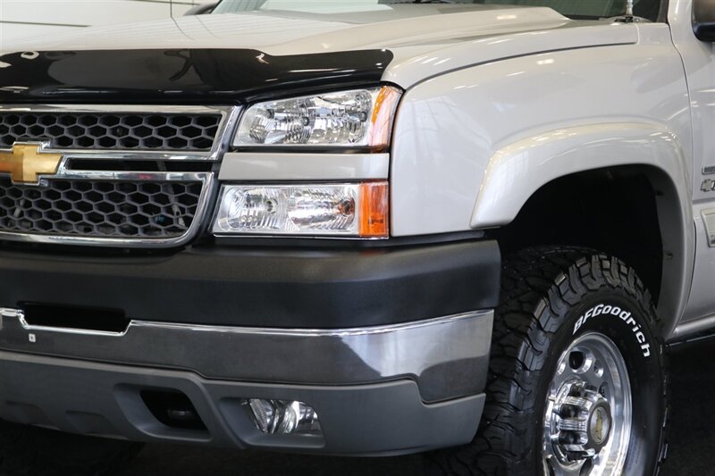 2005 Chevrolet Silverado 2500 LS  1-OWNER* 100% RUST FREE* NEVER HAD 5TH WHEEL / GOOSENECK* 5-SPD ALLISON* SHORT BED* NEW 2.5 "LEVEL LIFT W/ NEW 33 " BFG KO3 10-PLYS* ALL ORIGINAL BOOKS-WINDOW STICKER-2 KEYS-SERVICE RECORDS - Photo 12 - Portland, OR 97230