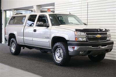 2005 Chevrolet Silverado 2500 LS  1-OWNER* 100% RUST FREE* NEVER HAD 5TH WHEEL / GOOSENECK* 5-SPD ALLISON* SHORT BED* NEW 2.5 "LEVEL LIFT W/ NEW 33 " BFG KO3 10-PLYS* ALL ORIGINAL BOOKS-WINDOW STICKER-2 KEYS-SERVICE RECORDS - Photo 2 - Portland, OR 97230