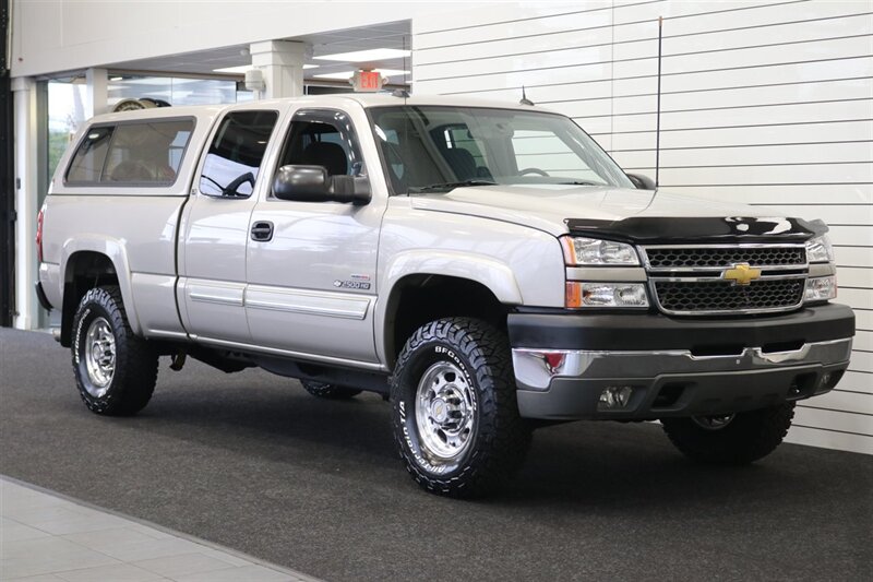 2005 Chevrolet Silverado 2500 LS  1-OWNER* 100% RUST FREE* NEVER HAD 5TH WHEEL / GOOSENECK* 5-SPD ALLISON* SHORT BED* NEW 2.5 "LEVEL LIFT W/ NEW 33 " BFG KO3 10-PLYS* ALL ORIGINAL BOOKS-WINDOW STICKER-2 KEYS-SERVICE RECORDS - Photo 2 - Portland, OR 97230