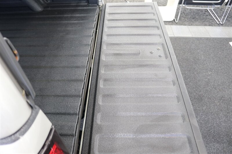 2005 Chevrolet Silverado 2500 LS  1-OWNER* 100% RUST FREE* NEVER HAD 5TH WHEEL / GOOSENECK* 5-SPD ALLISON* SHORT BED* NEW 2.5 "LEVEL LIFT W/ NEW 33 " BFG KO3 10-PLYS* ALL ORIGINAL BOOKS-WINDOW STICKER-2 KEYS-SERVICE RECORDS - Photo 47 - Portland, OR 97230