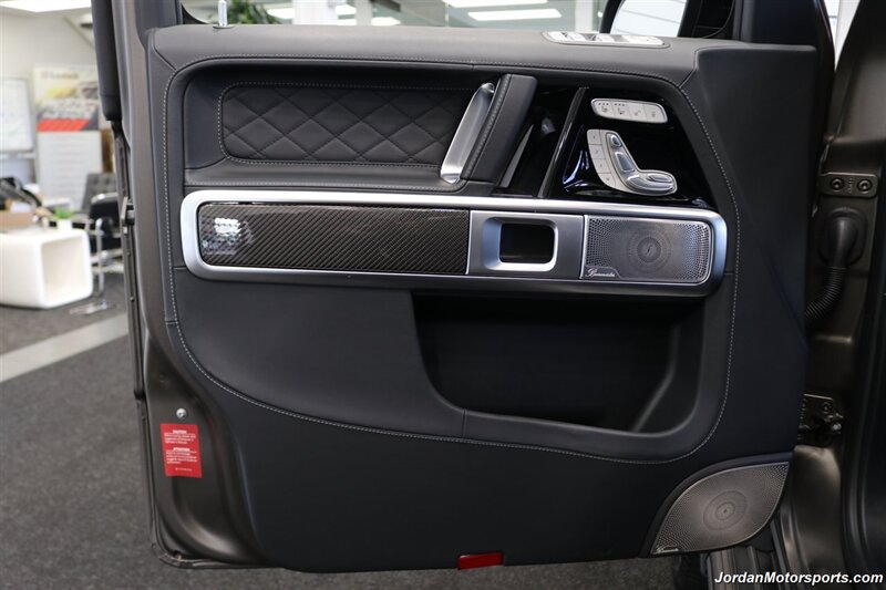 2025 Mercedes-Benz AMG G 63  1-OWNER* FULL PPF ON FRONT NOSE* MONZA GREY MAGNO-CARBON FIBER INTERIOR TRIM-22 " AMG WHEELS-EXCLUSIVE INTERIOR PLUS-AMG NIGHT PACKAGE MAGNOAMG PERFORMANCE STEERING WHEEL-BLACK MAGNO ROOF* - Photo 40 - Portland, OR 97230