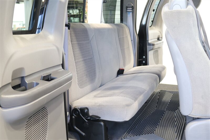 2001 Ford F-250 XLT  1-OWNER* 100% RUST FREE* NEW 2.5 " LEVEL KIT W/ NEW 35 " BFG KO3 10-PLYs* ALL SERVICE RECORDS SINCE NEW @FORD DEALER* NEW BRAKES-ROTORS-CALIPERS-COOLANT FLUSH-BRAKE FLUID-THERMOSTAT* ALL BOOKS & KEYS - Photo 18 - Portland, OR 97230