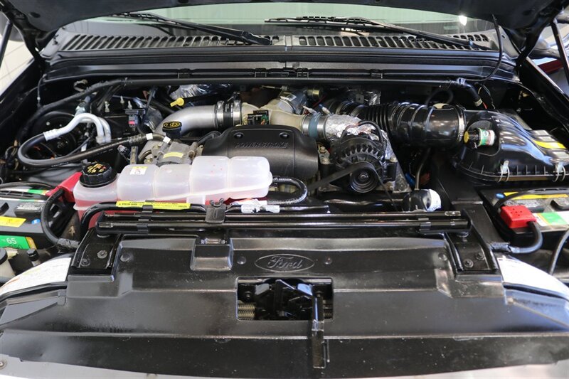 2001 Ford F-250 XLT  1-OWNER* 100% RUST FREE* NEW 2.5 " LEVEL KIT W/ NEW 35 " BFG KO3 10-PLYs* ALL SERVICE RECORDS SINCE NEW @FORD DEALER* NEW BRAKES-ROTORS-CALIPERS-COOLANT FLUSH-BRAKE FLUID-THERMOSTAT* ALL BOOKS & KEYS - Photo 14 - Portland, OR 97230