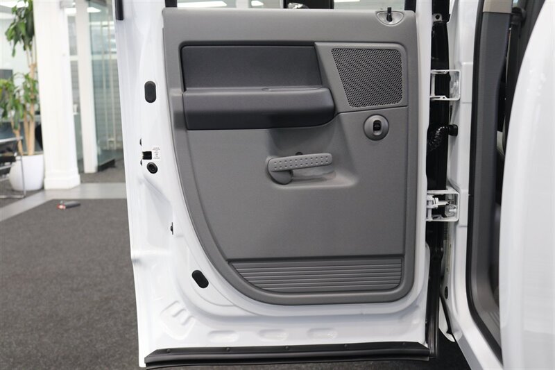 2006 Dodge Ram 3500 SLT  NEW 3 " CARLI LEVEL KIT W/ NEW 35 " BFG KO3 12-PLYs* 100% RUST FREE* NEVER HAD GOOSE NECK OR 5TH WHEEL* 6-SPEED MANUAL 5.9L HO* IN NEW CONDITION 100%* ALL ORIGINAL BOOKS & MANUALS & 2-KEYS* SERVICED - Photo 63 - Portland, OR 97230