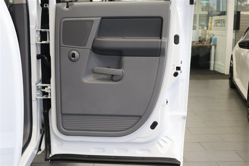 2006 Dodge Ram 3500 SLT  NEW 3 " CARLI LEVEL KIT W/ NEW 35 " BFG KO3 12-PLYs* 100% RUST FREE* NEVER HAD GOOSE NECK OR 5TH WHEEL* 6-SPEED MANUAL 5.9L HO* IN NEW CONDITION 100%* ALL ORIGINAL BOOKS & MANUALS & 2-KEYS* SERVICED - Photo 51 - Portland, OR 97230