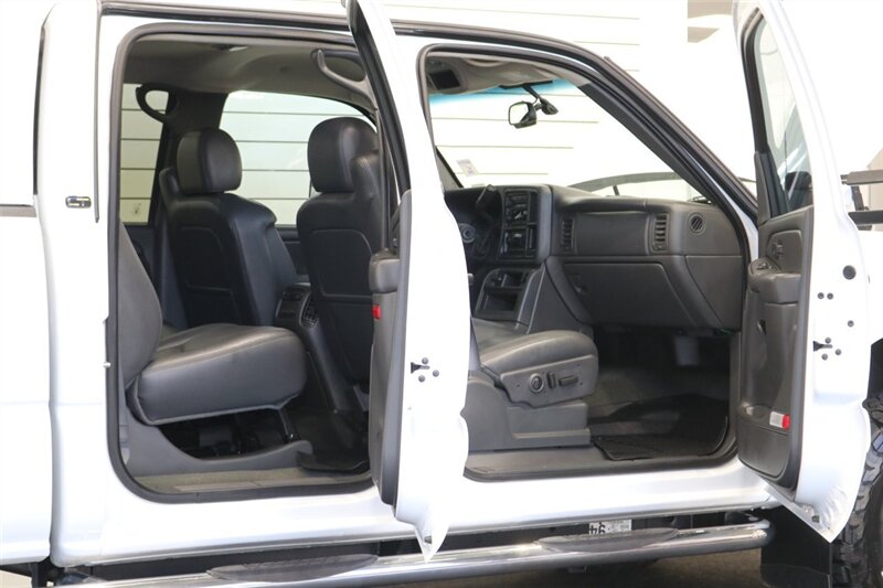 2006 Chevrolet Silverado 2500 LT3 1-OWNER* 100% RUST FREE* 6-SPD ALLISON* ALL RECDS SINCE NEW* NEW 2.5 " FABTEC LEVEL KIT W/ BILSTEIN 5100s & 33 " BFG KO3 10-PLYs* LONG BED* NO 5TH WHEEL-GOOSENECK* LT3 PKG* FRESH FULL SERVICE - Photo 61 - Portland, OR 97230